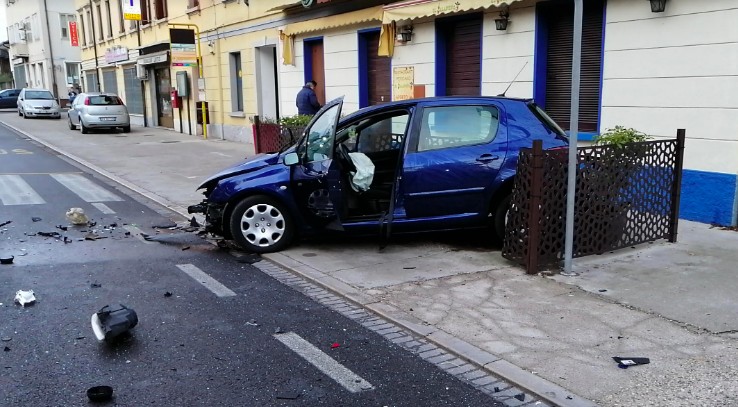 Auto contromano in via Pozzuolo: ferite due persone