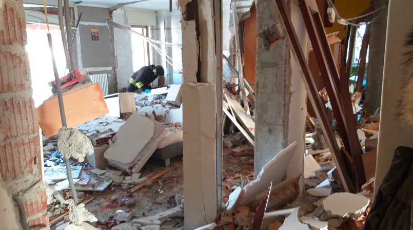 Violenta esplosione in una palazzina: famiglia in ospedale