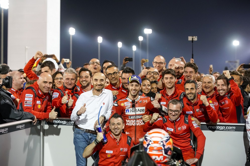 Dovizioso trionfa in Qatar, festeggiamenti a fine gara