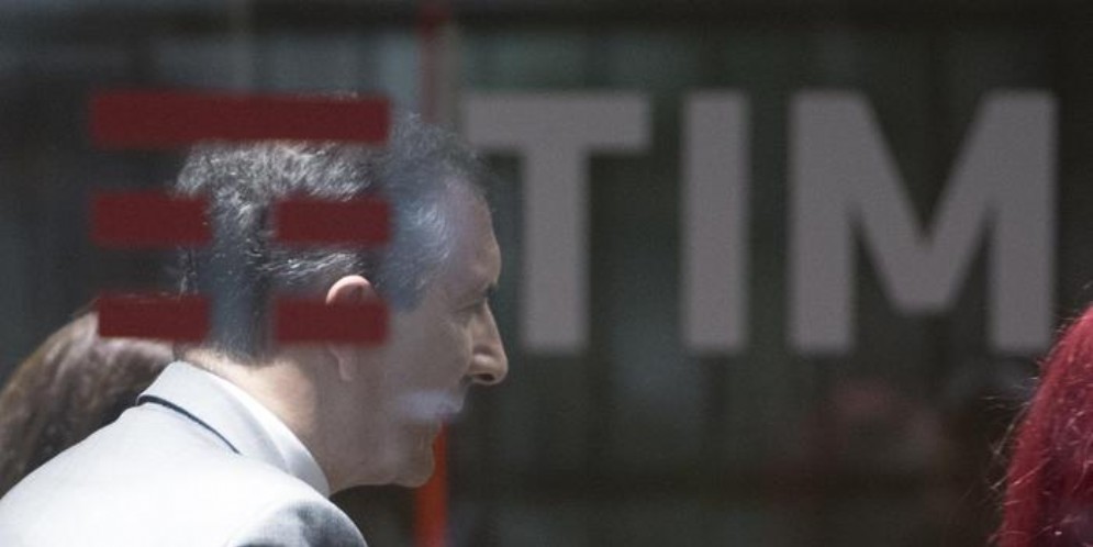 Tim, Vivendi contro Elliott: Sindaci e Consob intervengano