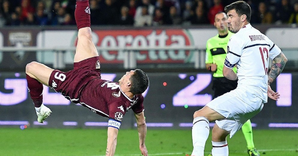 Belotti tenta una giocata acrobatica nell'area del Milan