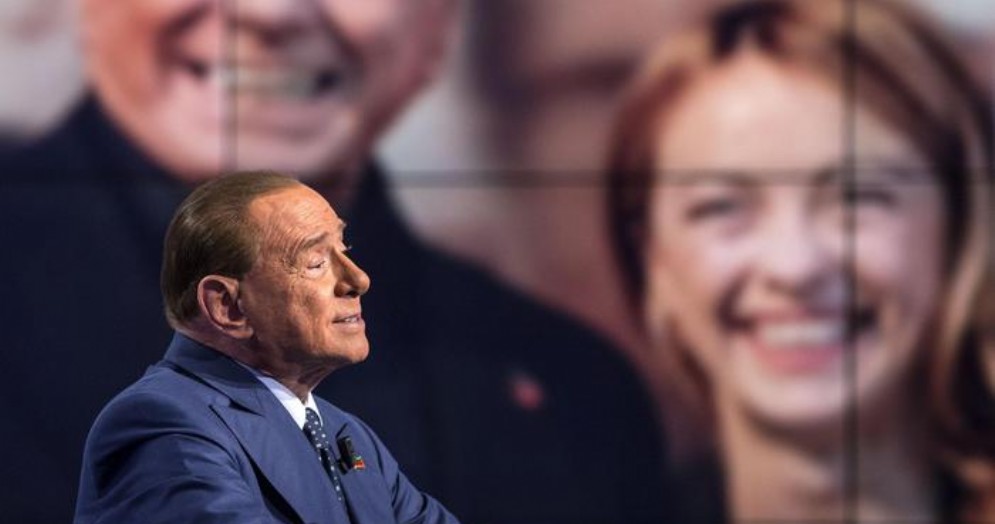 Silvio Berlusconi con sullo sfondo Giorgia Meloni