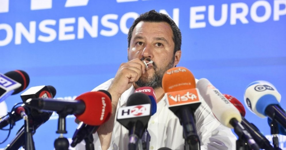 Matteo Salvini bacia il rosario
