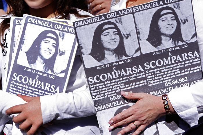 Persone manifestano per Emanuela Orlandi