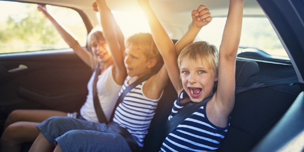 Bambini in macchina durante un viaggio