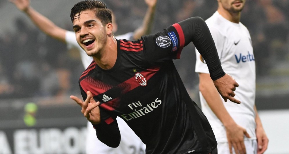 André Silva, centravanti portoghese, in azione con la maglia del Milan nella stagione 2017-2018