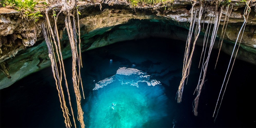 Nuotare in un cenote in Messico