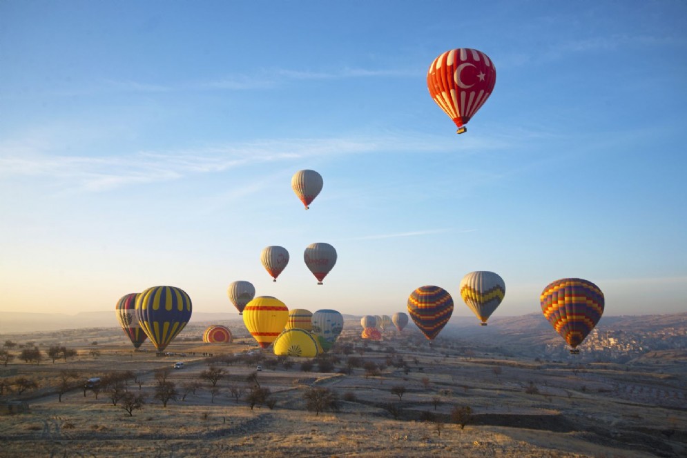 Mongolfiere che sorvolano la Cappadocia
