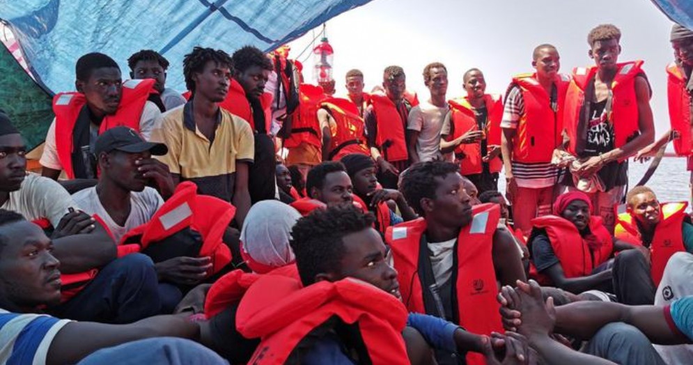 Migranti, nave «Eleonore» forza divieto e punta su Pozzallo: nave sequestrata dalla Finanza