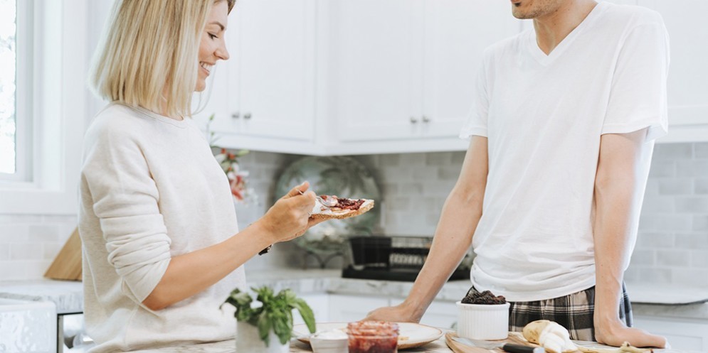 Una coppia che fa colazione a casa