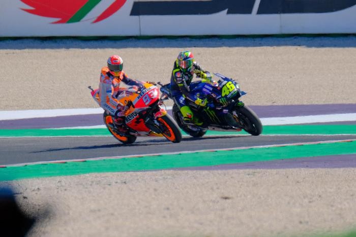 L'incrocio tra Valentino Rossi e Marc Marquez