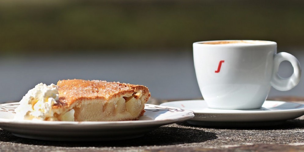 Caffè e torta di mele