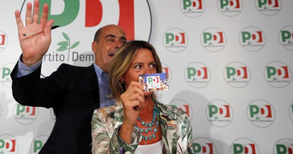 Beatrice Lorenzin con la tessera del PD