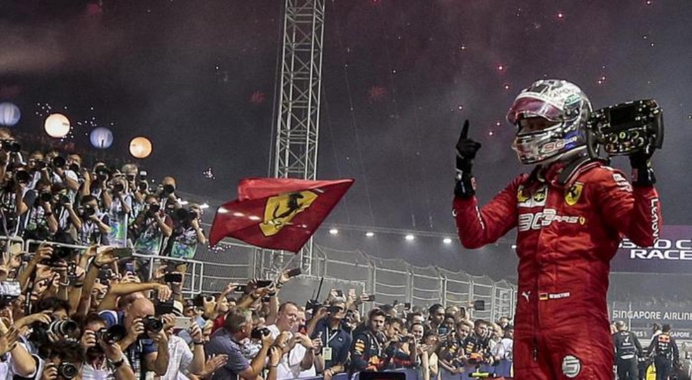 L'esultanza di Sebastian Vettel dopo la vittoria di Singapore