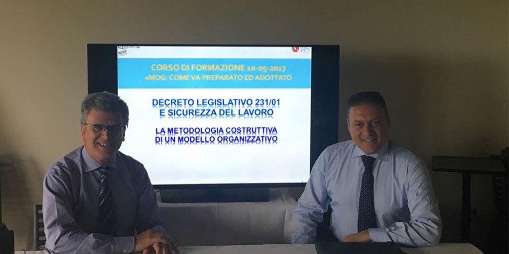 Paolo Simionati (titolare della HELPS Srl) con l'Avv. Lorenzo Fantini durante un corso precedente