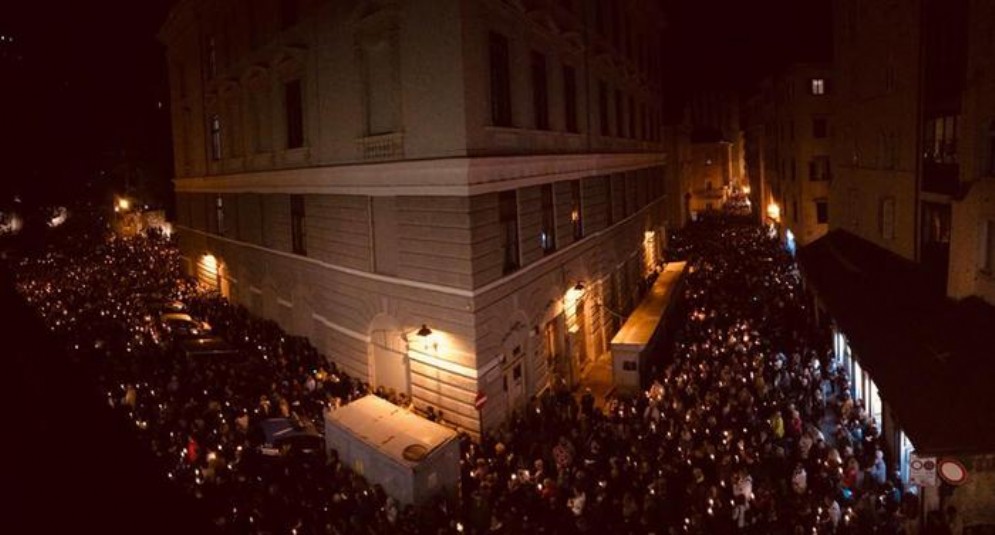 In migliaia a Trieste per la fiaccolata in memoria dei due agenti uccisi