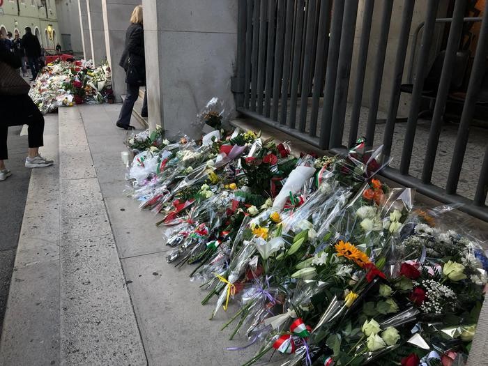 Fiori sulla scalinata della Questura di Trieste