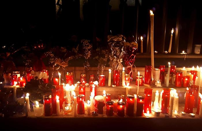 Migliaia di fiori, messaggi e lumini per i due agenti