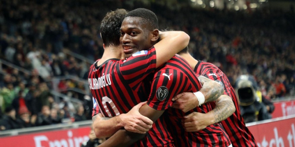 L'abbraccio tra Leao e Calhanoglu