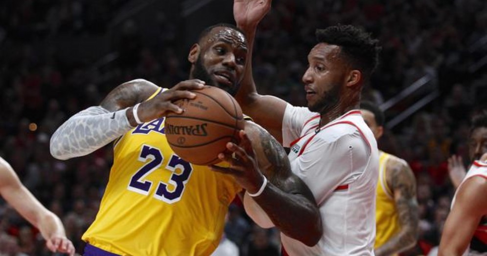 LeBron James con la maglia dei Lakers