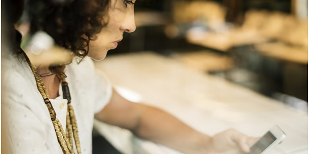 Una ragazza con lo smartphone