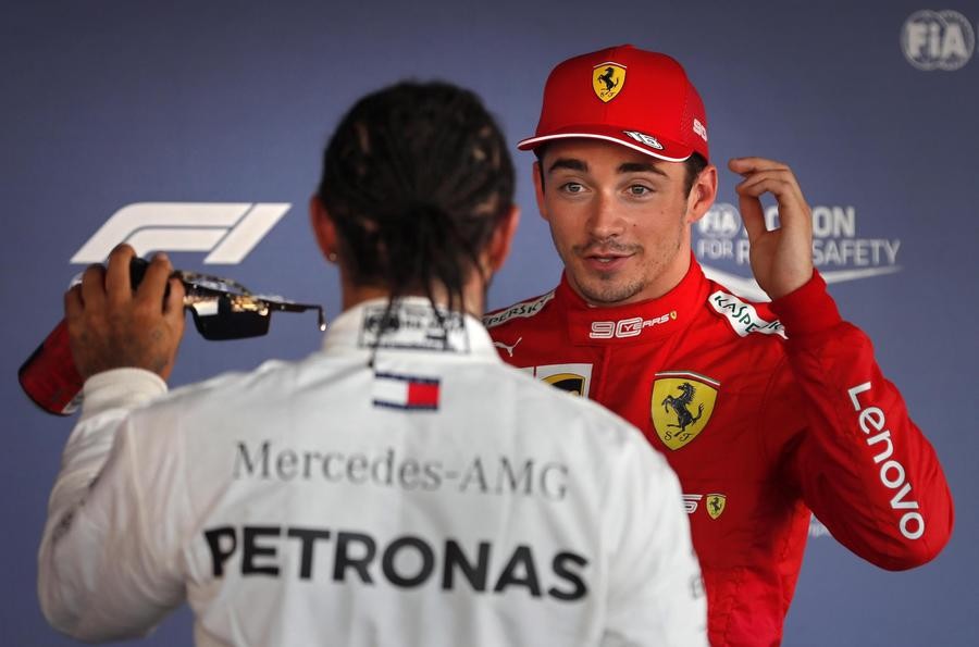 Charles Leclerc discute con Lewis Hamilton