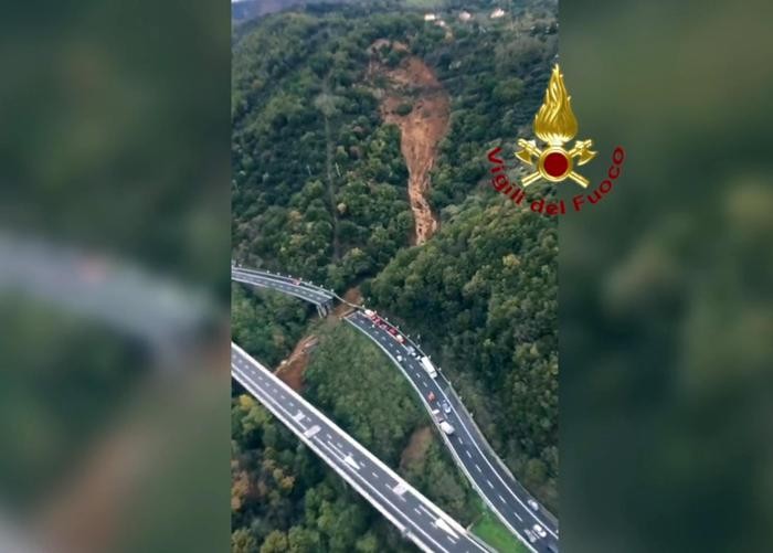 Il ponte crollato ripreso dall'elicottero dei Vigili del Fuoco