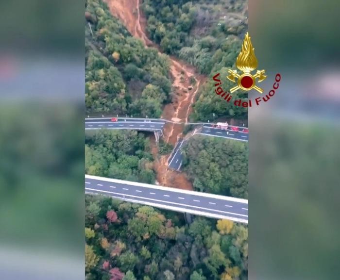Il ponte crollato ripreso dall'elicottero dei Vigili del Fuoco