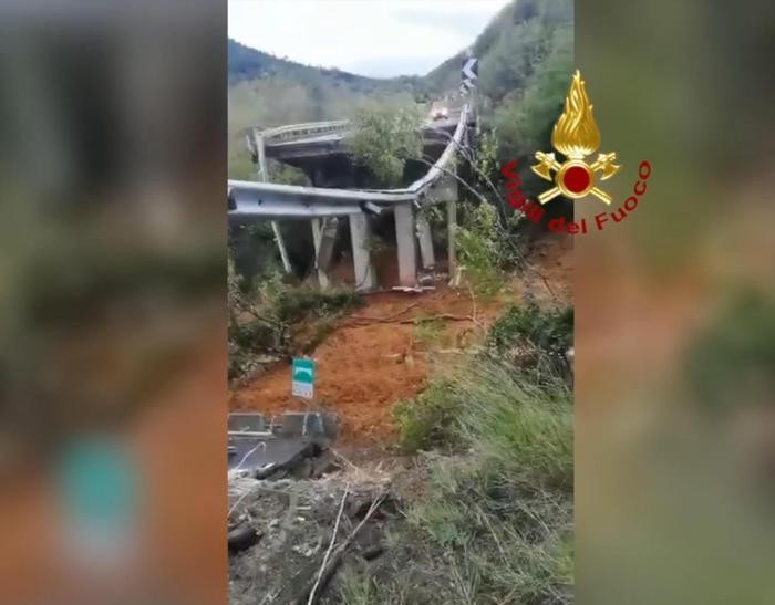 Il ponte crollato ripreso dall'elicottero dei Vigili del Fuoco