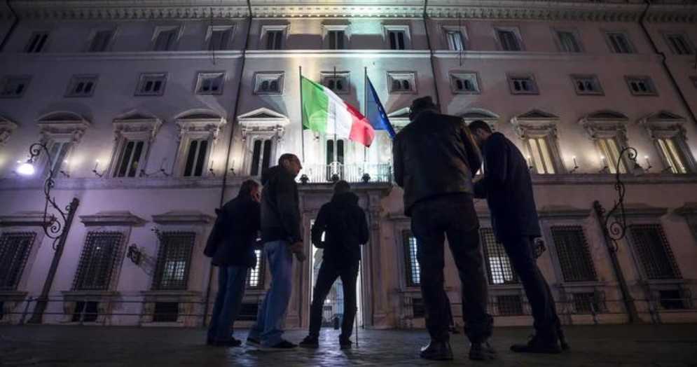 Giornalisti attendono fuori palazzo Chigi il vertice di Governo