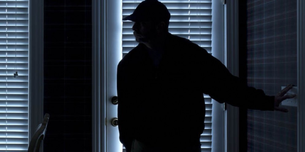 Anziano derubato in casa e poi chiuso a chiave in camera da letto