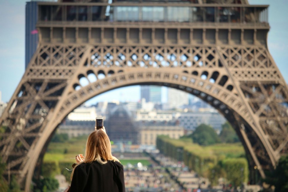 Una ragazza davanti alla Tour Eiffel