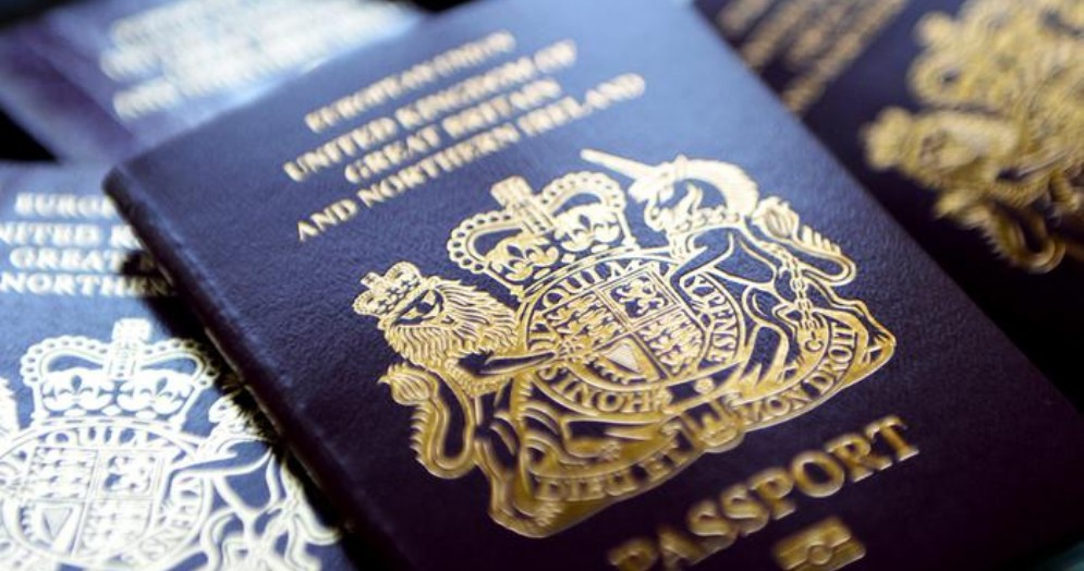 Il Regno Unito torna al passaporto blu