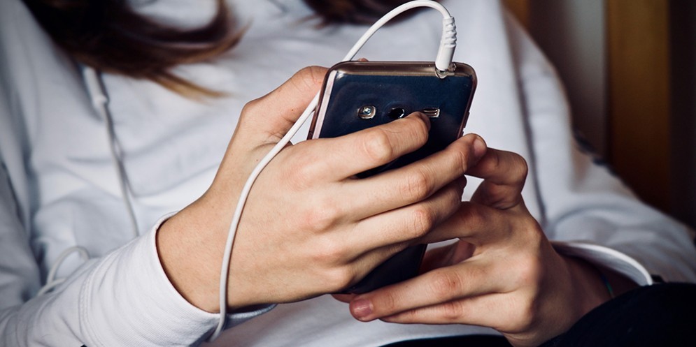 Adolescente con lo smartphone