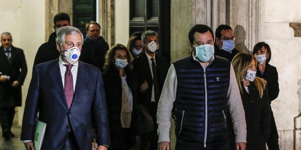 Antonio Tajani, Matteo Salvini e Giorgia Meloni escono da Palazzo Chigi dopo l'incontro con il Premier Conte