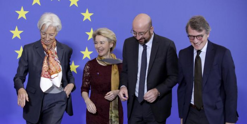 Crolla la fiducia degli italiani nell'UE