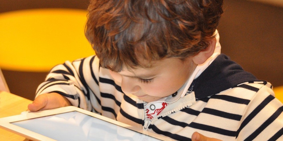 Un bambino con l'iPad