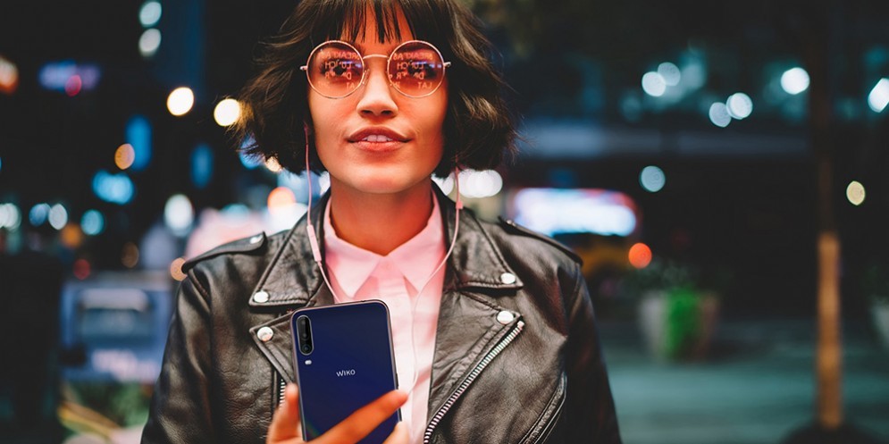 una ragazza ascolta musica dallo smartphone