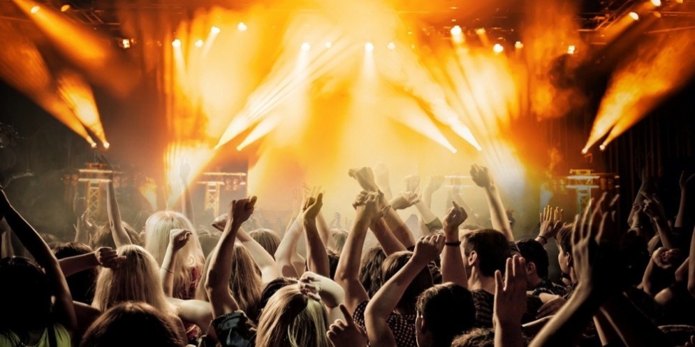 Evento con musica e ragazzi che ballano