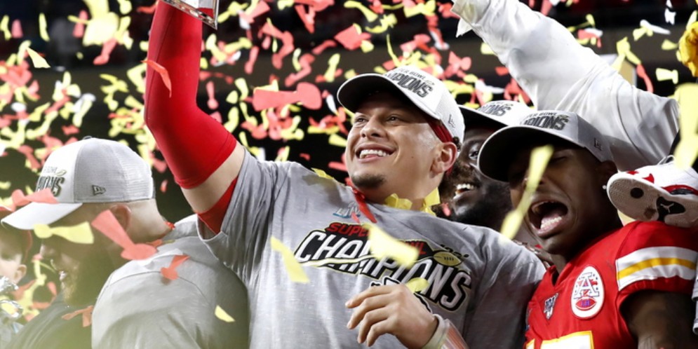 Nfl, contratto record per Mahomes: 10 anni coi Chiefs per 503 milioni di dollari