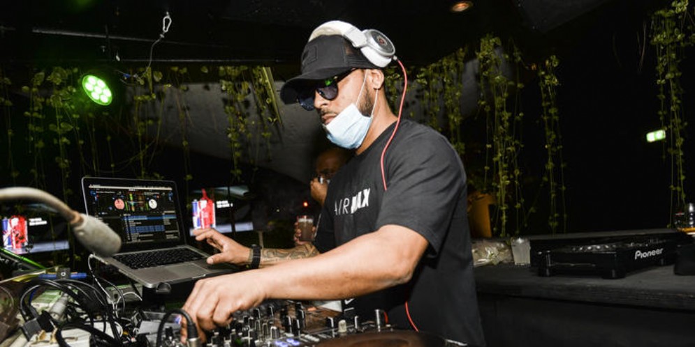 DJ in discoteca