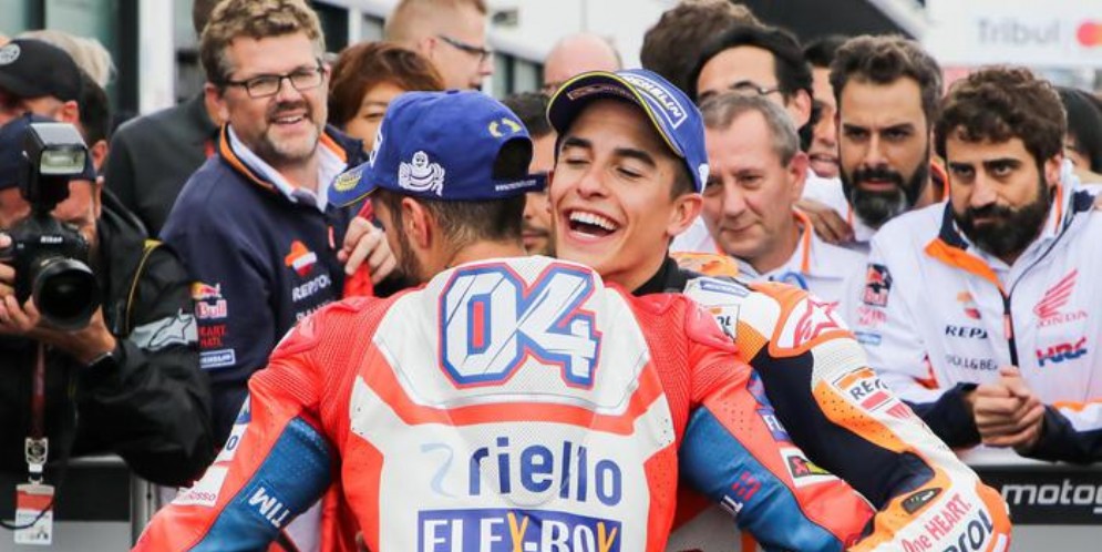 Un abbraccio tra Marc Marquez ed Andrea Dovizioso