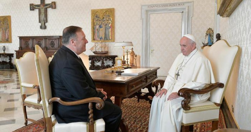 Il Segretario di Stato americano, Mike Pompeo in un precedente incontro con Papa Francesco
