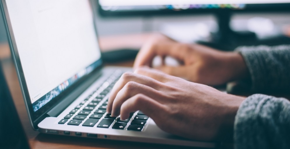 Una persona che lavora con notebook