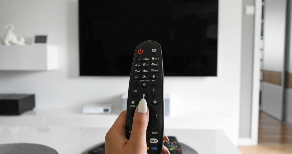 Una ragazza sta per accendere la televisione