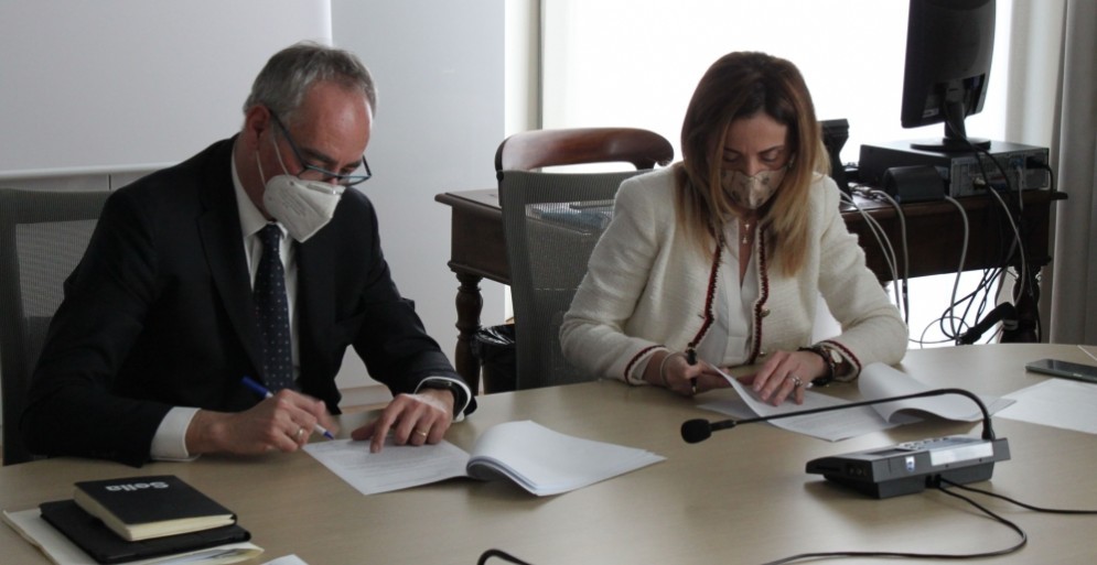 Massimo Vigo e Elena Chiorino all'atto della firma