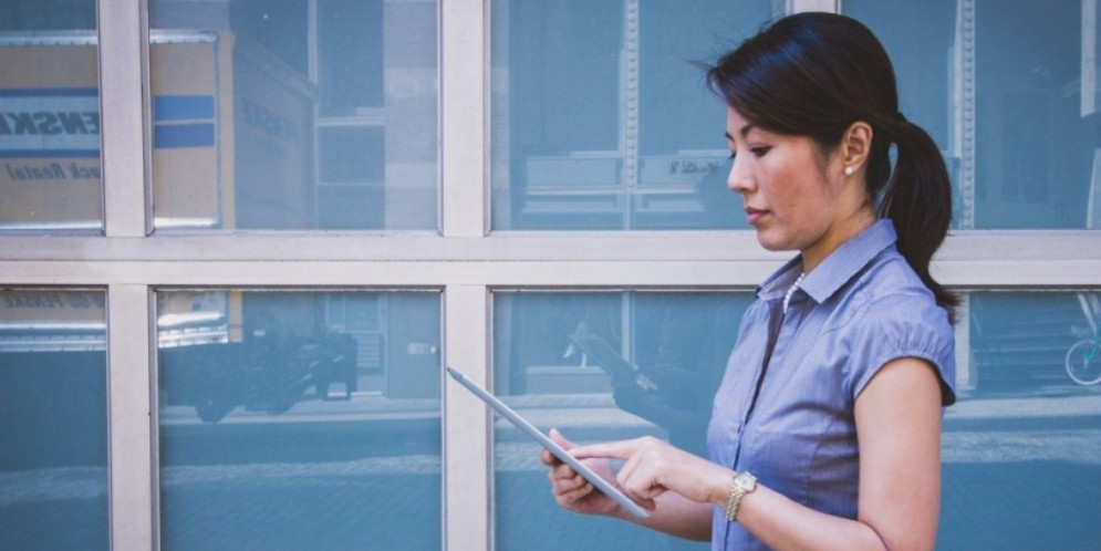 Una donna con il tablet