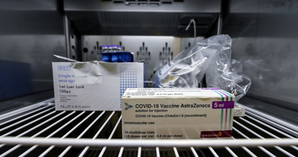 Vaccini AstraZeneca sospesi in 20 paesi europei, indaga l'EMA