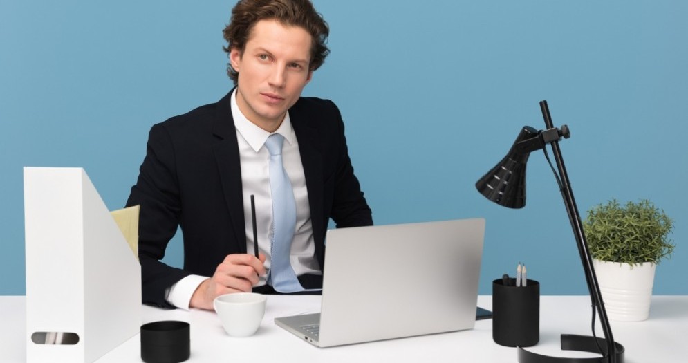 Un ragazzo al lavoro