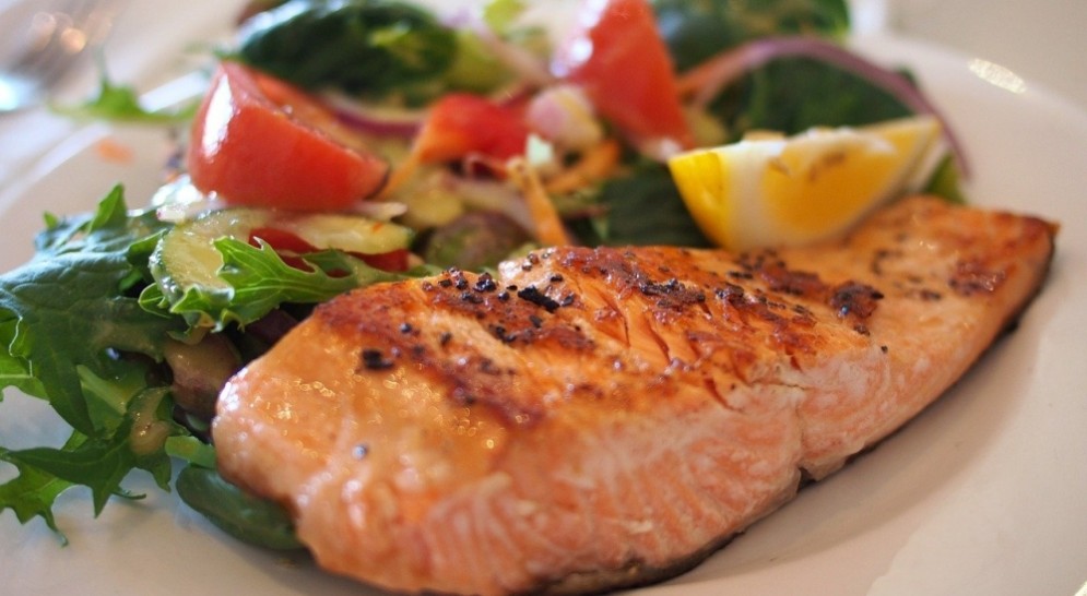 Un trancio di salmone con insalata